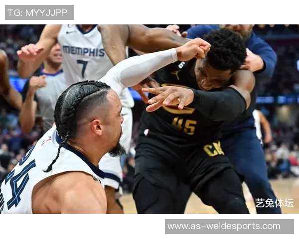 狄龙半场表现抢眼得分上双但犯规频繁状态堪忧 狄龙半场表现抢眼得分上双但犯规频繁状态堪忧