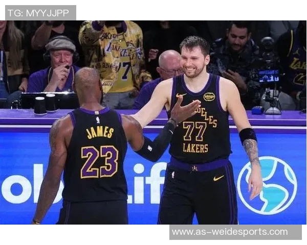 东契奇盛赞詹姆斯融入球队能力强调他多才多艺无人能挡 东契奇盛赞詹姆斯融入球队能力强调他多才多艺无人能挡