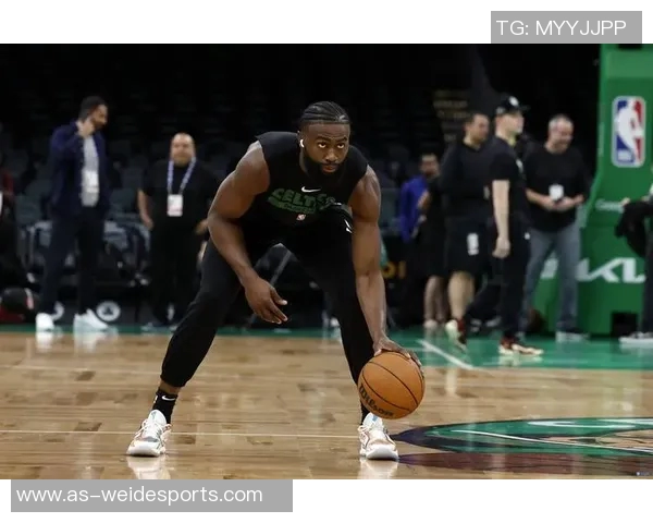 杰伦布朗半场表现出色普理查德助攻频繁两人联手引领球队攻势 杰伦布朗半场表现出色普理查德助攻频繁两人联手引领球队攻势